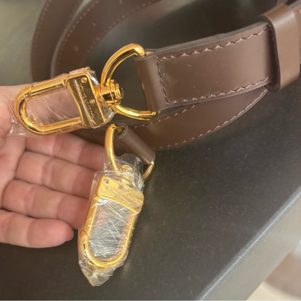 AUTHENTIC LOUIS VUITTON 46” Leather Strap with 2 Luggage Tags and Accessories